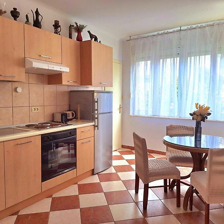Sunny Center Apartment Split Room photo